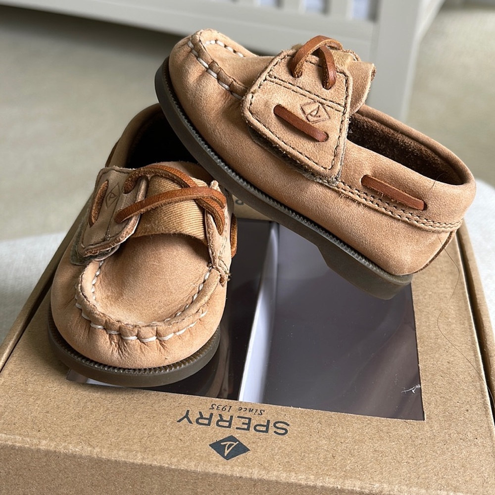 Baby Sperry size 6